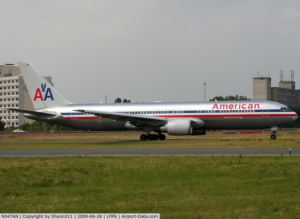N347AN, 2003 Boeing 767-323 C/N 33086, Taxiing on parallels runways...