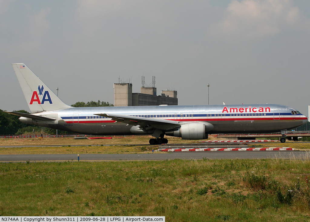 N374AA, 1992 Boeing 767-323 C/N 25201, Taxiing on parallels runways...
