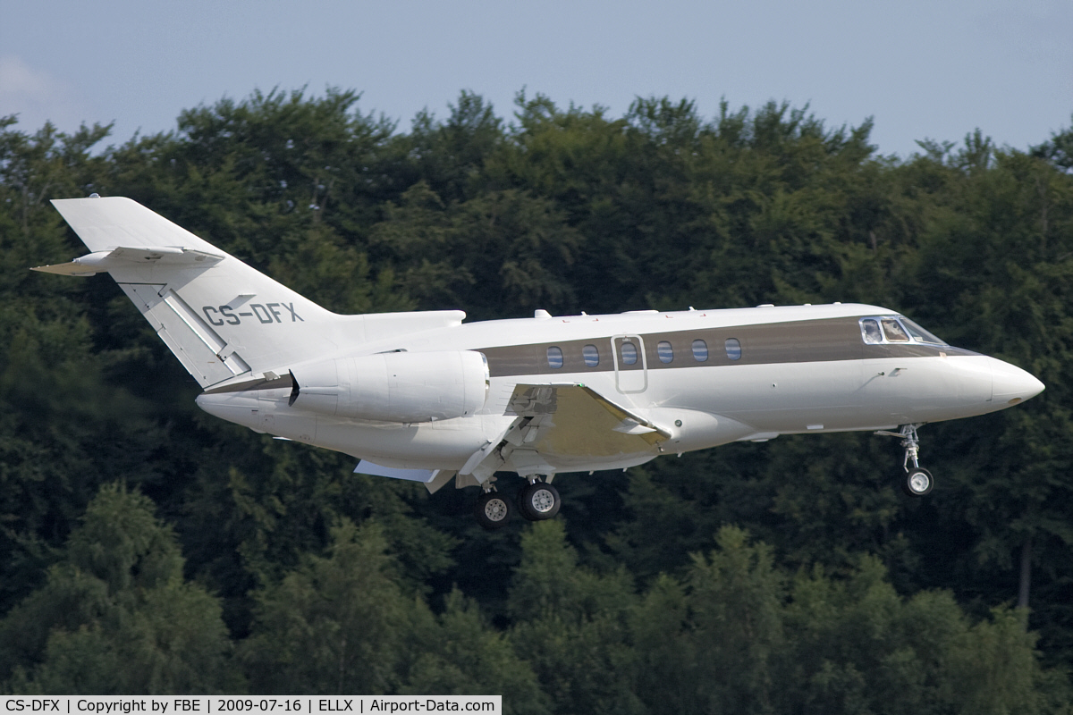 CS-DFX, 2004 Raytheon Hawker 800XP C/N 258656, Net Jets Hawker 800XP about to touchdown at Findel