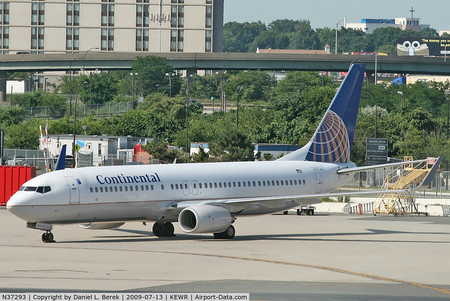 N37293, 2005 Boeing 737-824 C/N 33453, A CO ETOPS certified 737NG taxies toward the main runway at Newark.