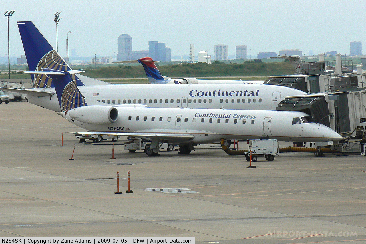 N284SK, 2001 Embraer EMB-145LR C/N 145427, Continental Express at the gate -DFW