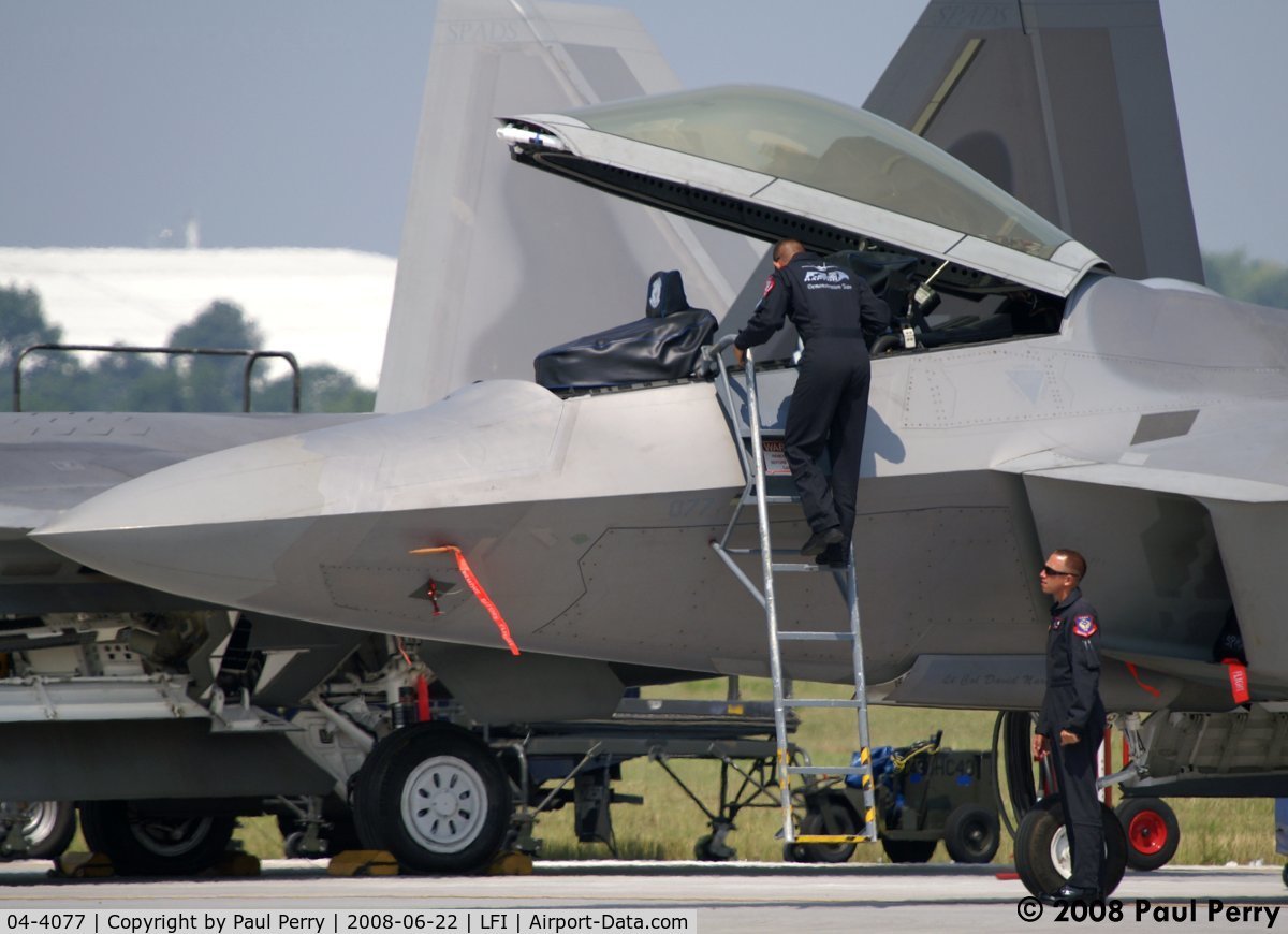 04-4077, Lockheed Martin F-22A Raptor C/N 4077, Support crew getting her ready for the demo