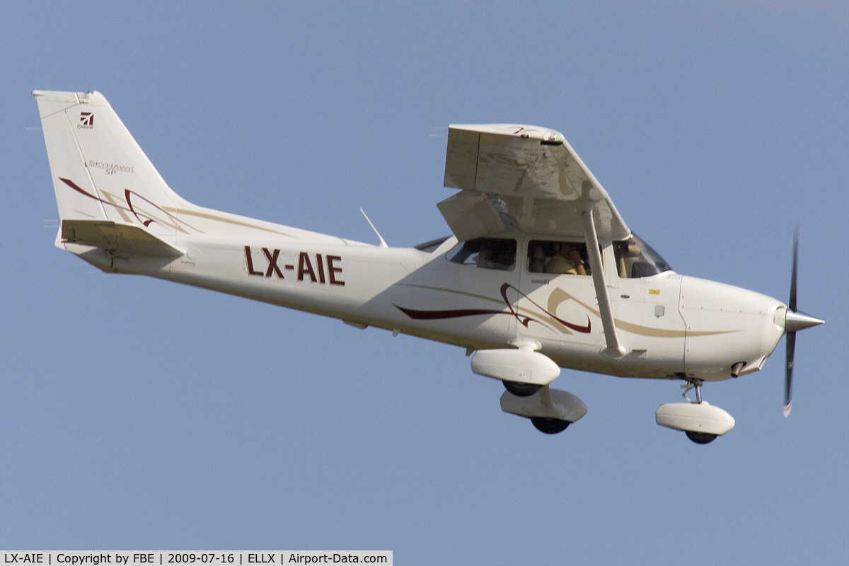 LX-AIE, Cessna 172S Skyhawk SP C/N 172S10739, short final at RW24