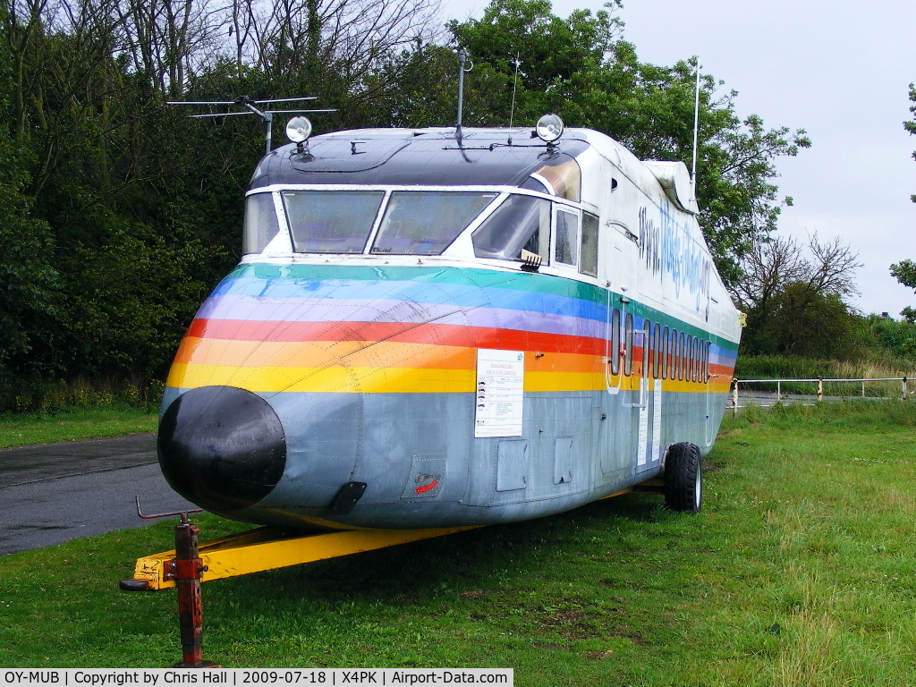 OY-MUB, 1981 Short 330-200 C/N SH.3069, Mobile control centre at the Wolds Gliding Club