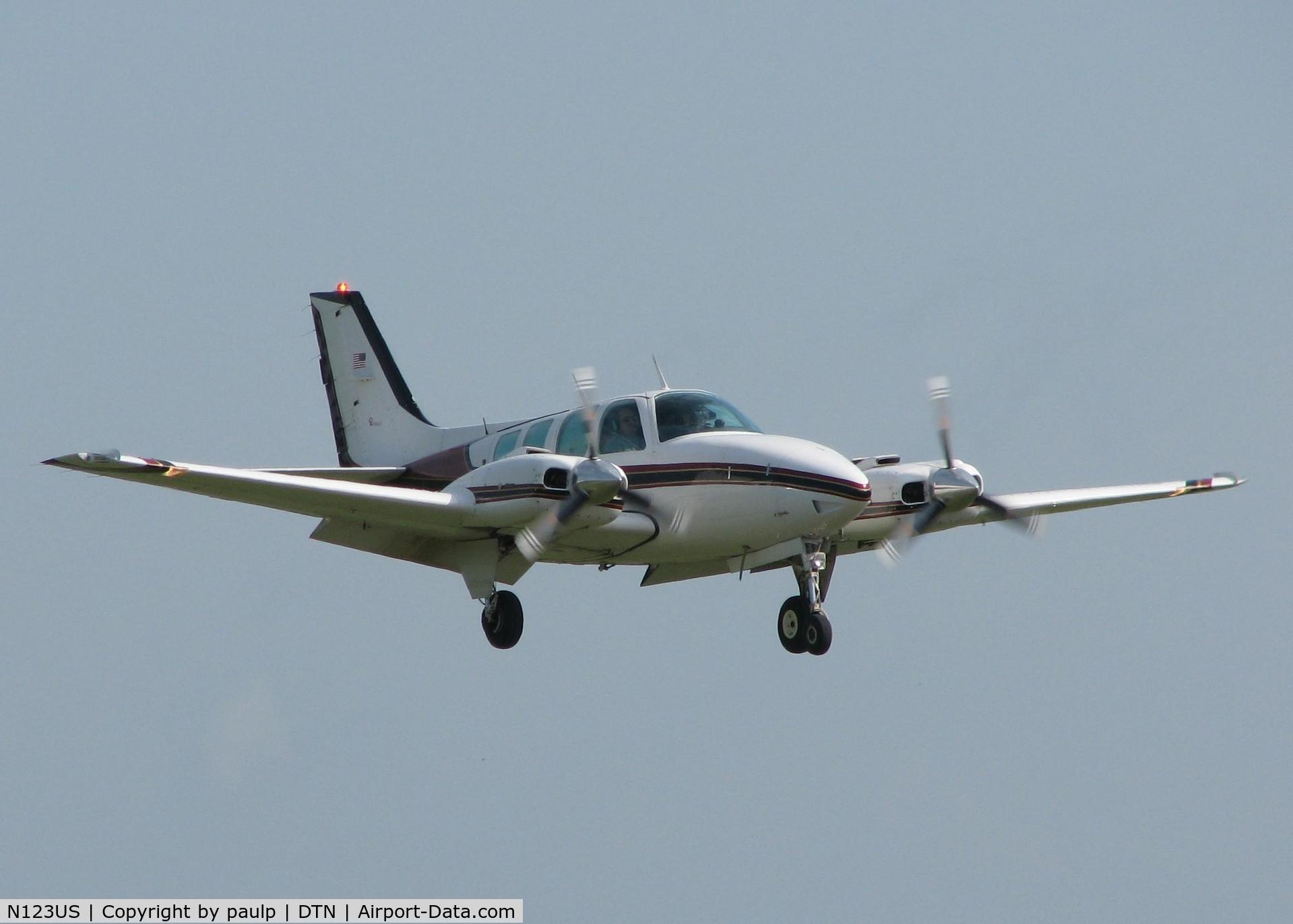 N123US, 1982 Beech 58 Baron C/N TH-1335, Landing on 14 at the Shreveport Downtown airport.