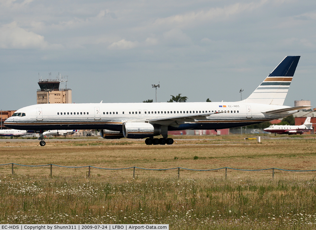 EC-HDS, 1999 Boeing 757-256 C/N 26252, Lining up rwy 32R for departure...