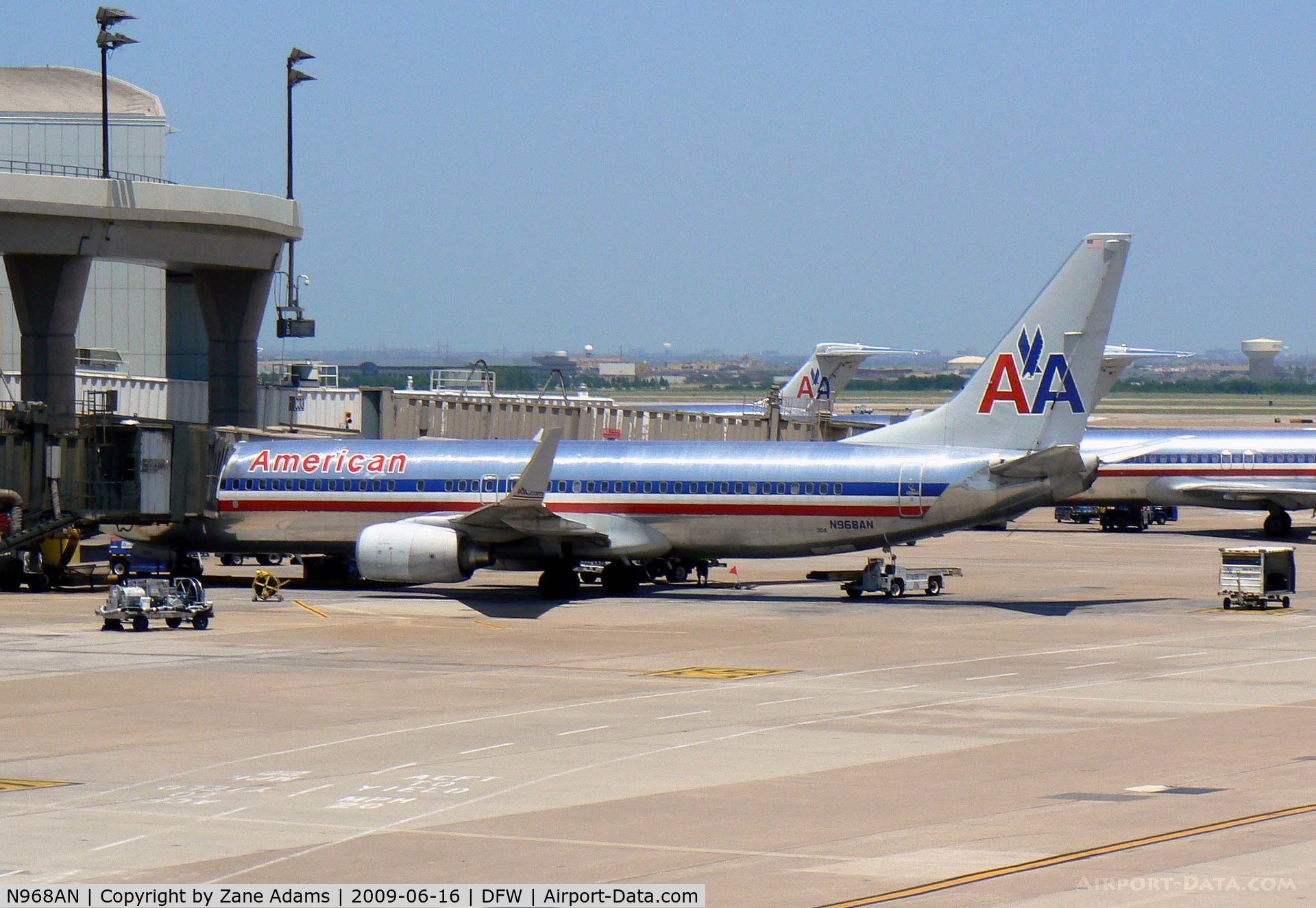 N968AN, 2001 Boeing 737-823 C/N 30095, American Airlines at the gate - DFW