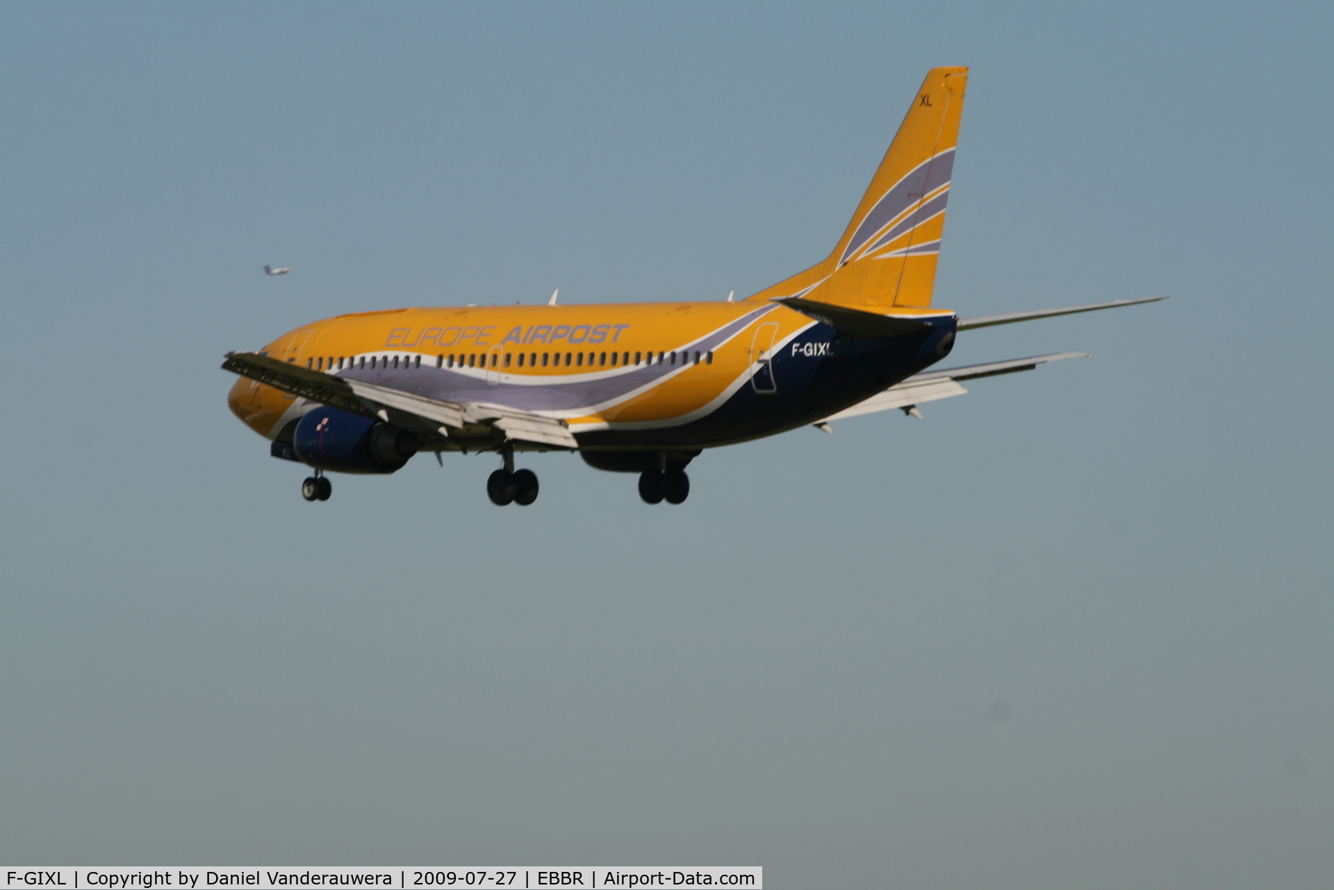 F-GIXL, 1987 Boeing 737-348QC C/N 23810, flight FPO281 is descending to rwy 25L