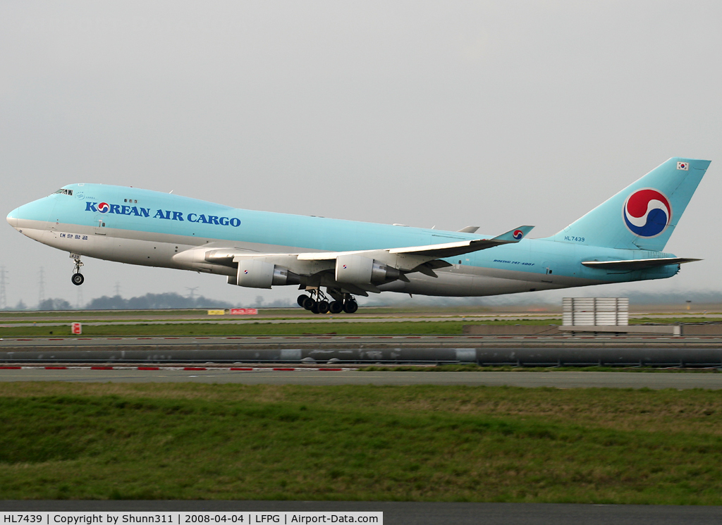 HL7439, 2003 Boeing 747-4B5F/SCD C/N 33516, On take off from the North...