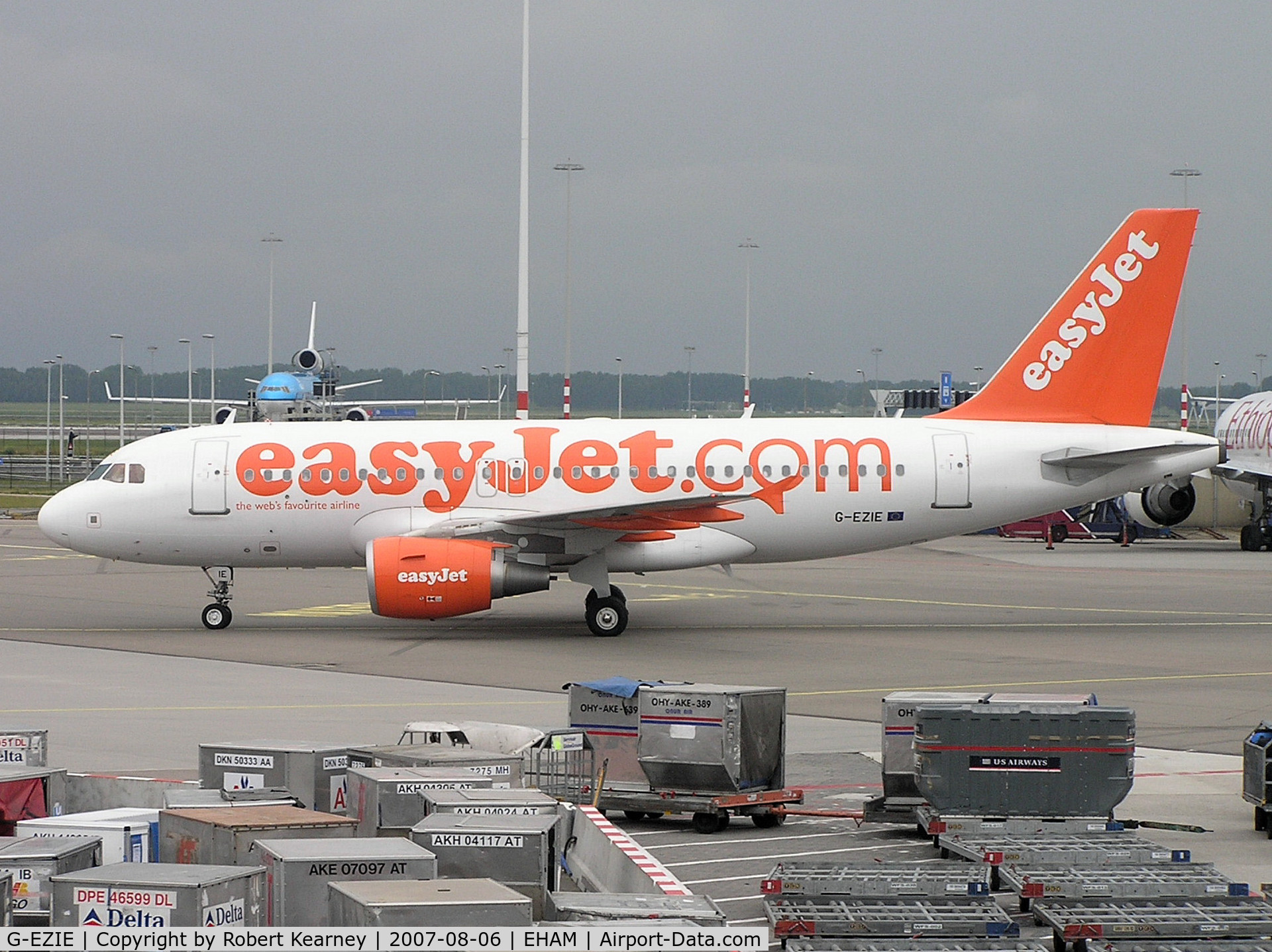 G-EZIE, 2005 Airbus A319-111 C/N 2446, Easy Jet heading to stand