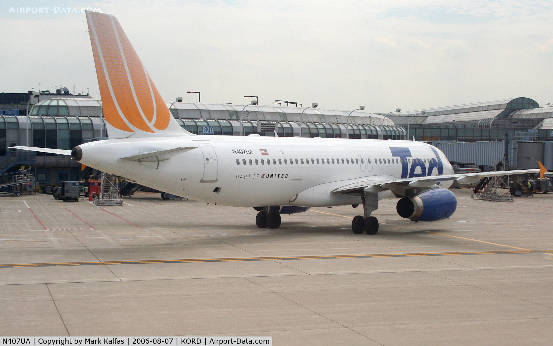 N407UA, 1994 Airbus A320-232 C/N 456, United Airlines Airbus A320-232, N407UA taxing to gate B20 KORD.