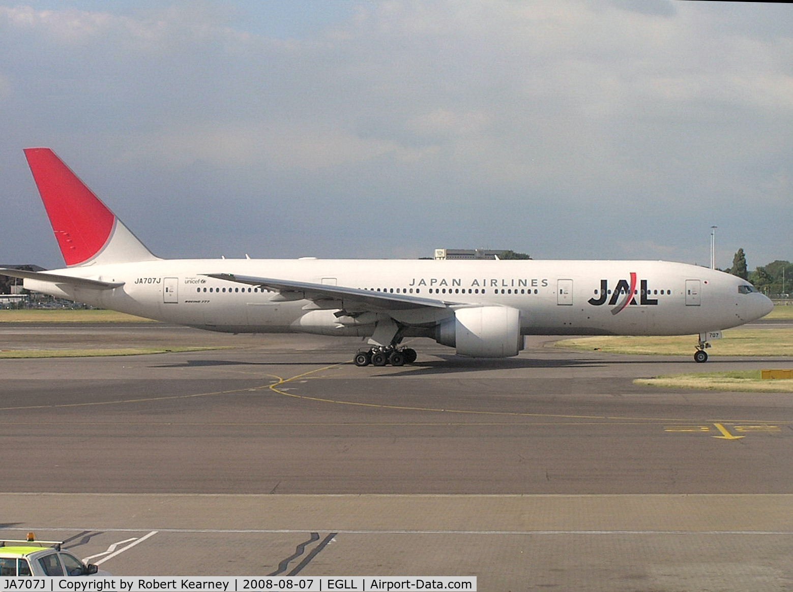 JA707J, 2004 Boeing 777-246/ER C/N 32894, JAL taxiing for take-off