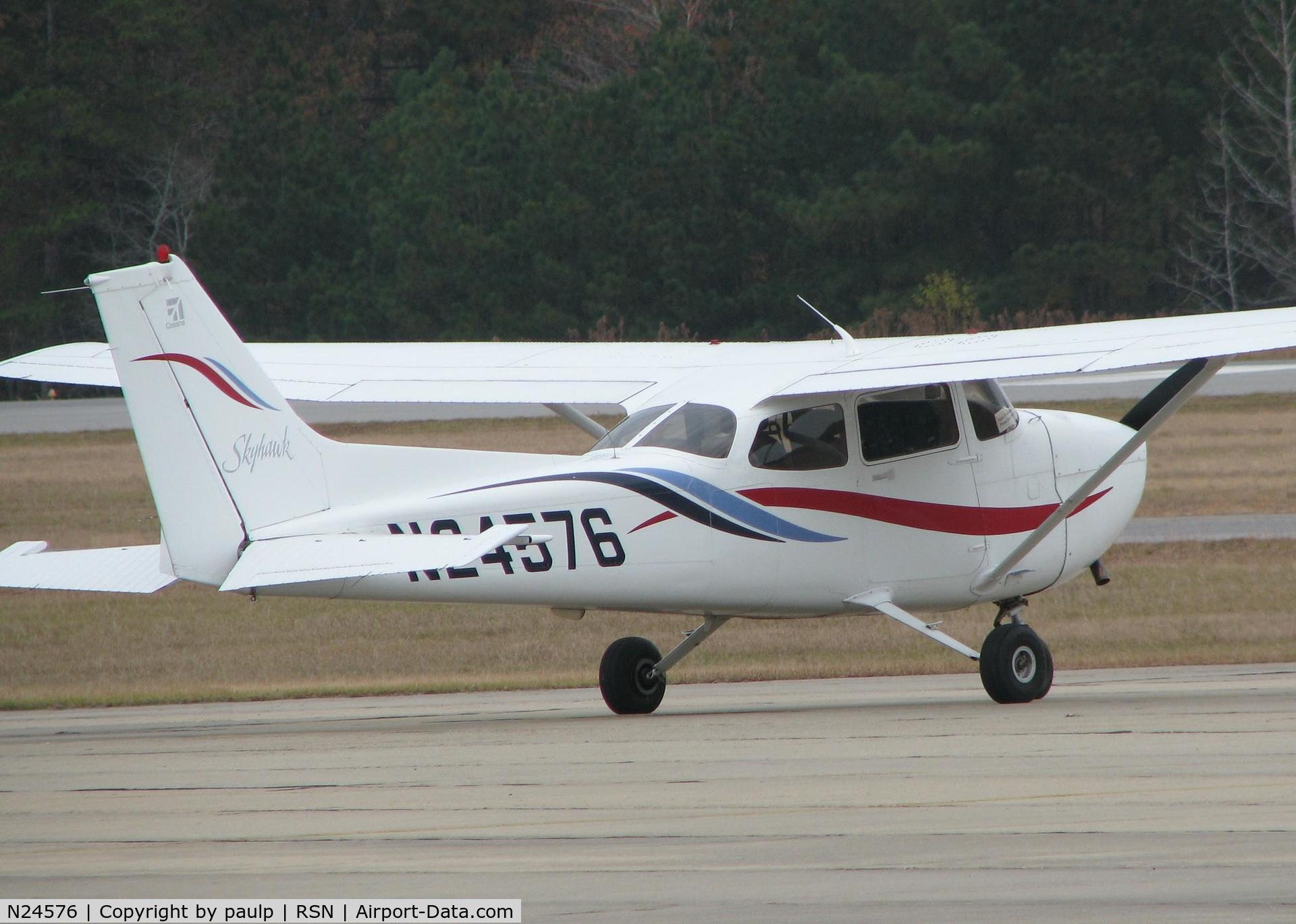 N24576, 2000 Cessna 172R C/N 17280892, At Ruston Louisiana.