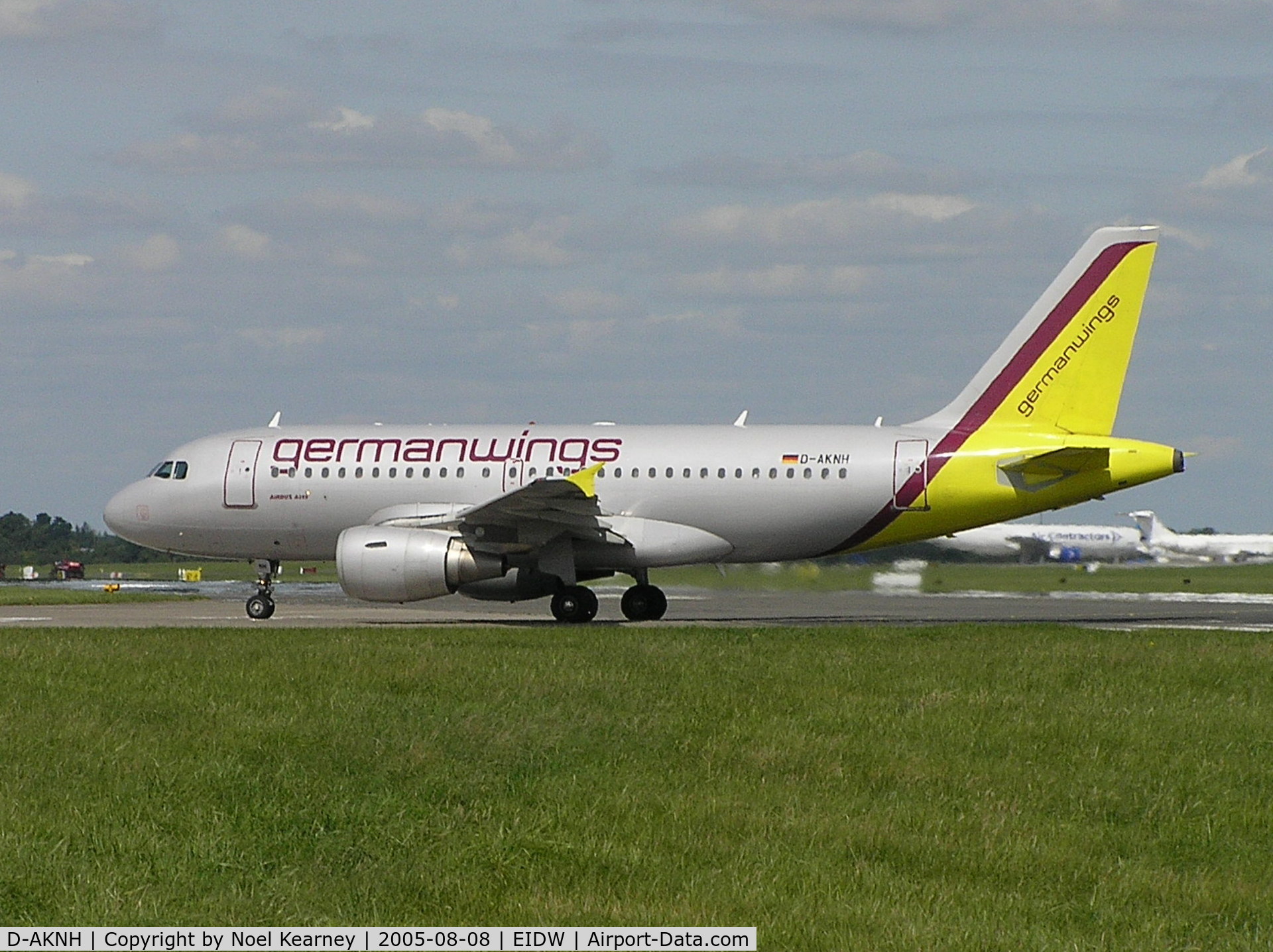 D-AKNH, 1998 Airbus A319-112 C/N 794, Departing off Rwy 28