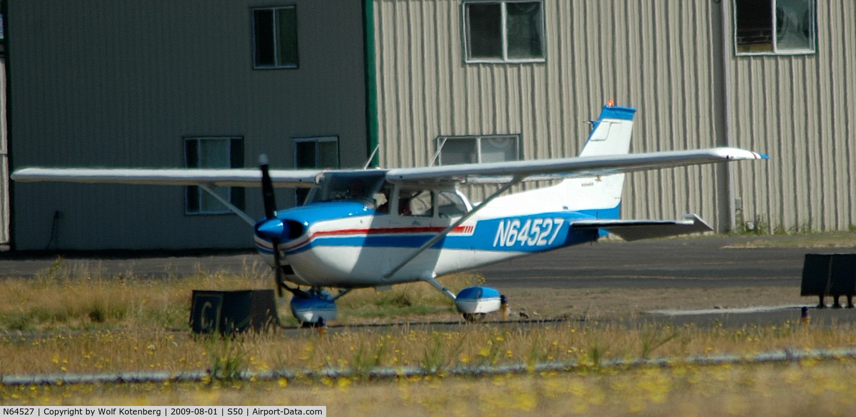 N64527, 1975 Cessna 172M C/N 17265283, warming up