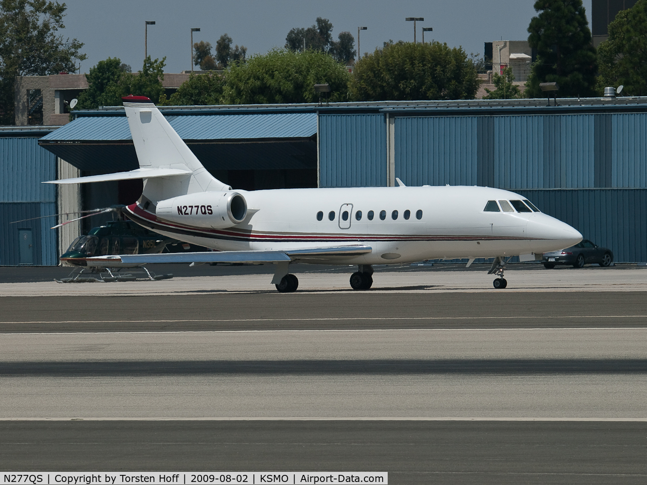 N277QS, 2002 Dassault Falcon 2000 C/N 177, N277QS taxiing