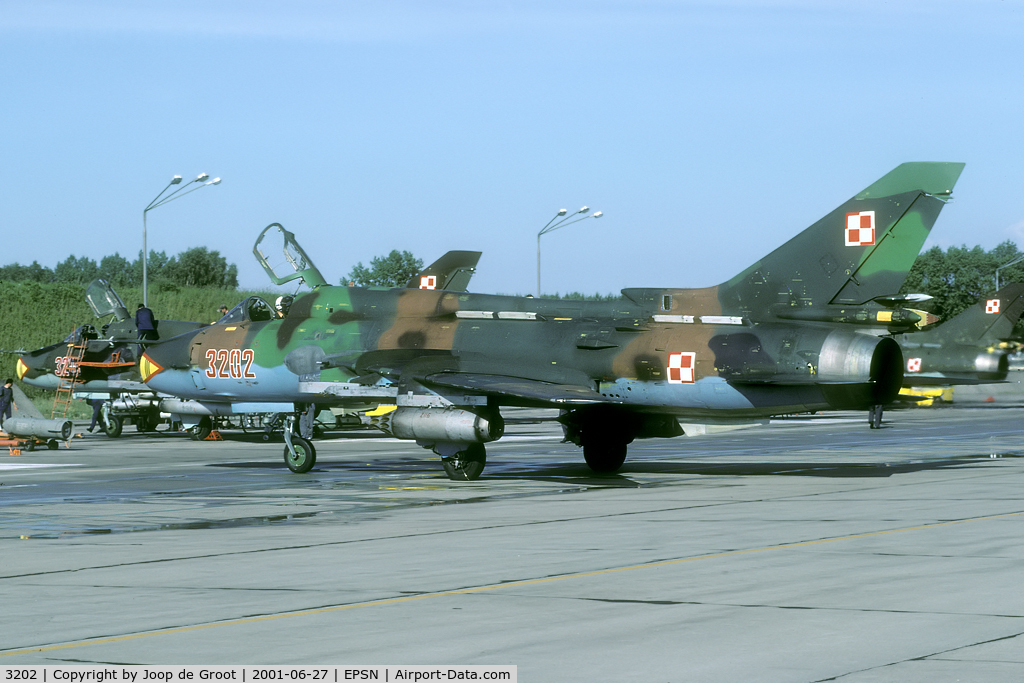 3202, Sukhoi Su-22M-4 C/N 30202, Return after an air to ground mission. The aircraft are being parked facing the wall.
