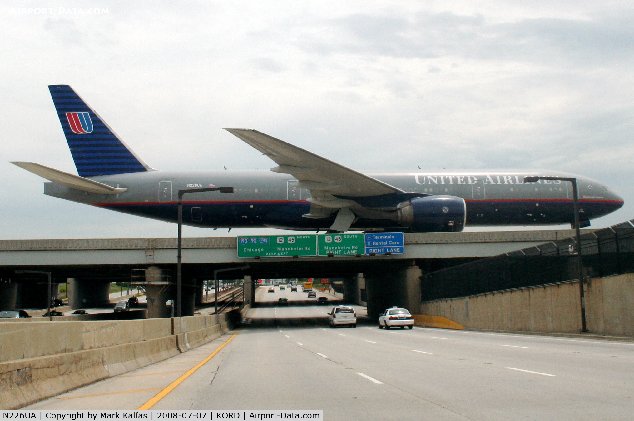 N226UA, 2002 Boeing 777-222 C/N 30226, United Airlines Boeing 777-222 N226UA taxiing to RWY 32R KORD.