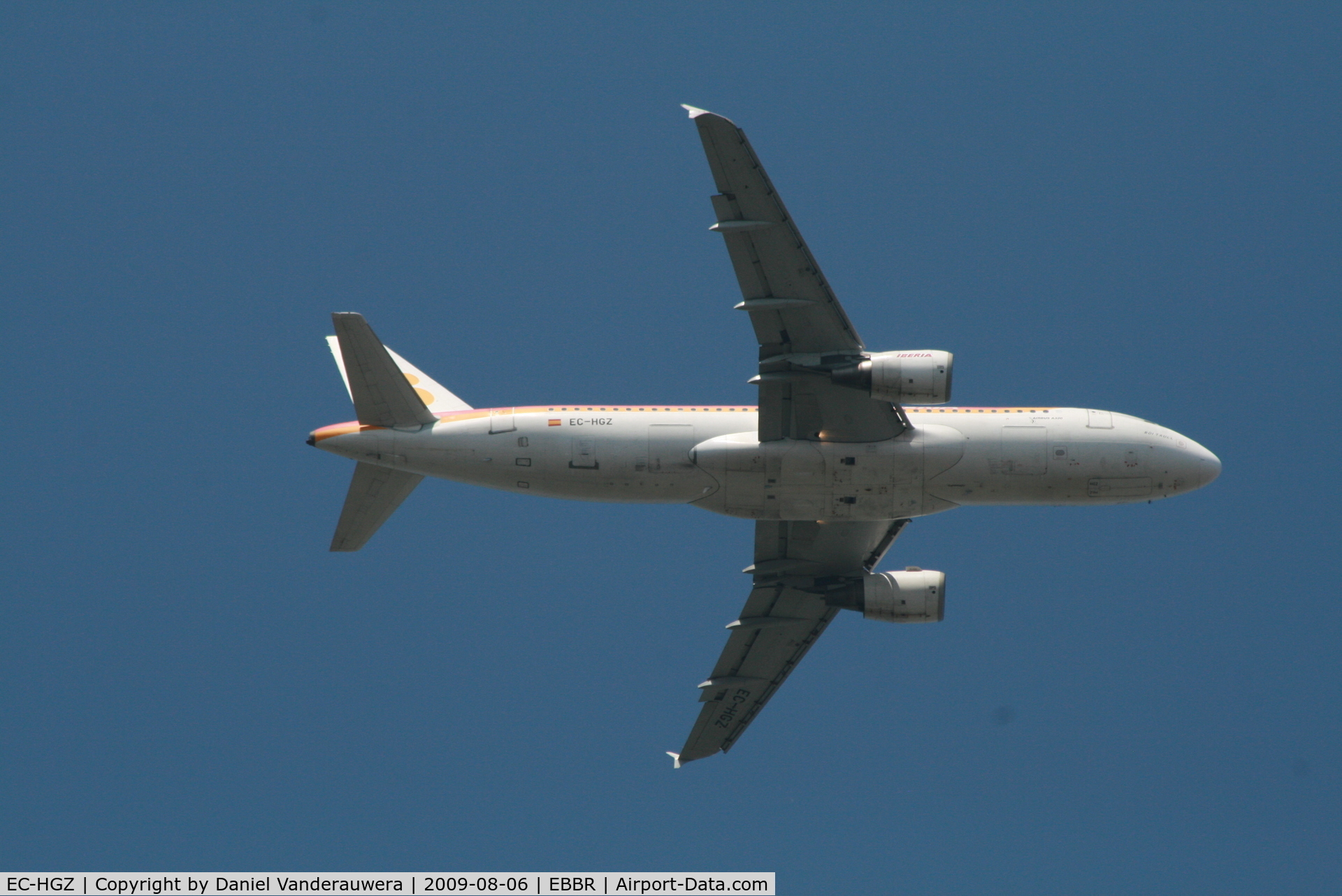 EC-HGZ, 2000 Airbus A320-214 C/N 1208, Approach to rwy 07L/R