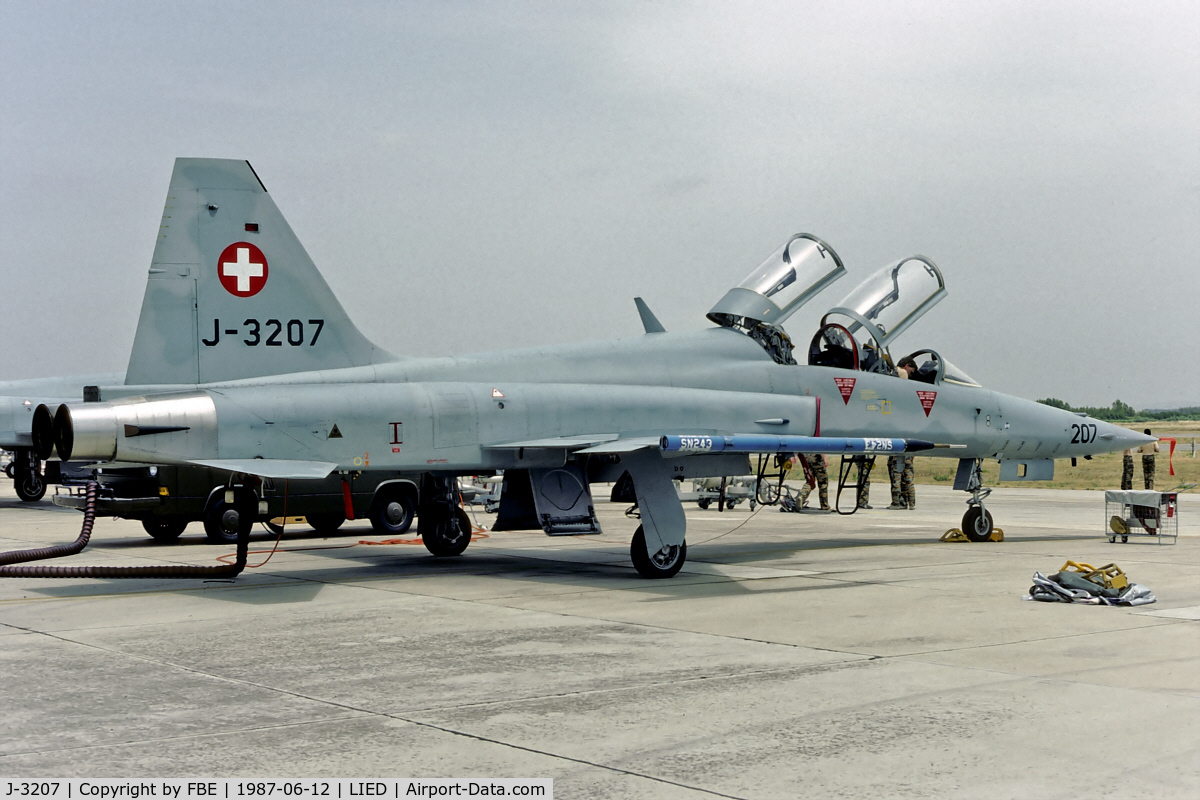 J-3207, Northrop F-5F Tiger II C/N M1007, preflight inspection prior another mission within the mediterranian ACMI