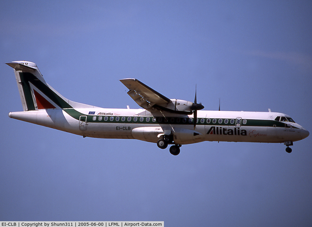 EI-CLB, 1994 ATR 72-212 C/N 423, Landing rwy 32R