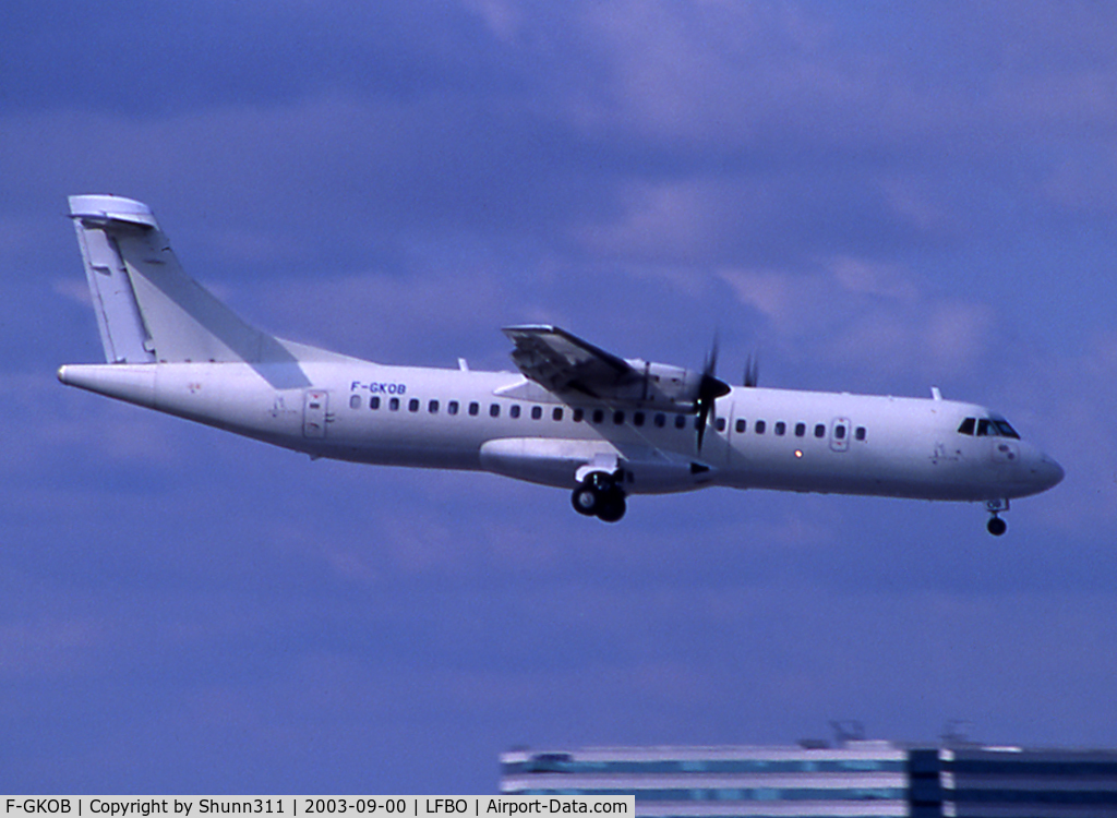 F-GKOB, 1991 ATR 72-202 C/N 232, Landing rwy 32R with a small logo near cockpit