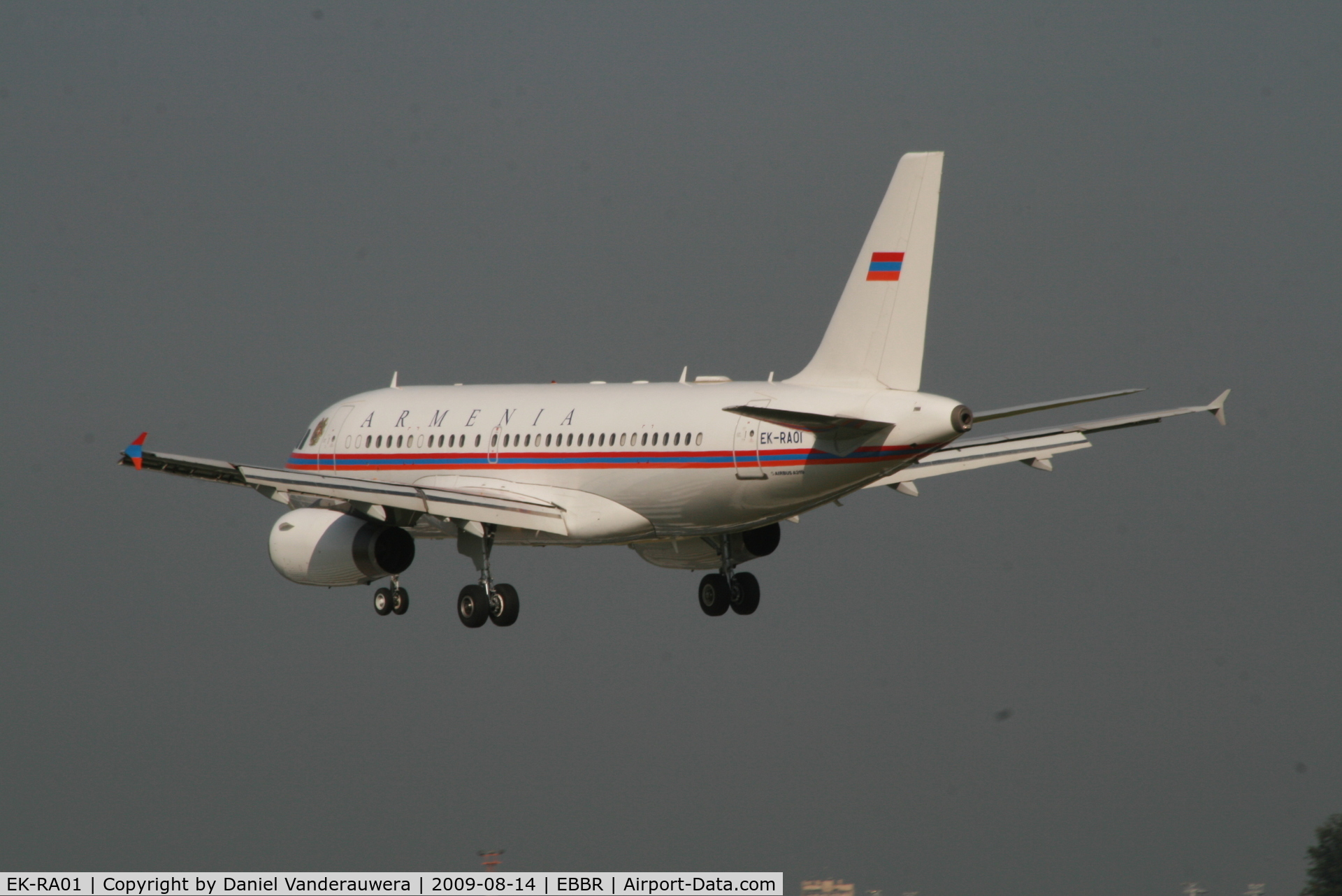 EK-RA01, 1998 Airbus A319-132 C/N 0913, several seconds before landing on rwy 25L