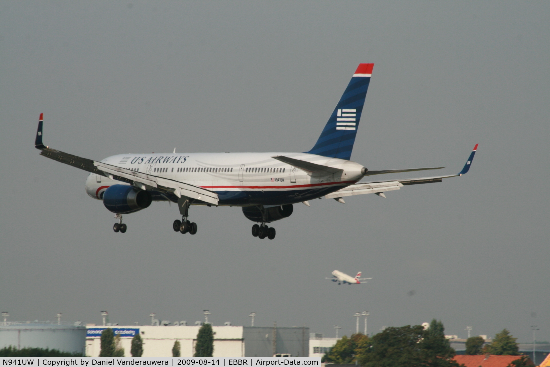 N941UW, 1995 Boeing 757-2B7 C/N 27806, flight US750 is descending to rwy 25L while flight BA391 takes off from rwy 25R