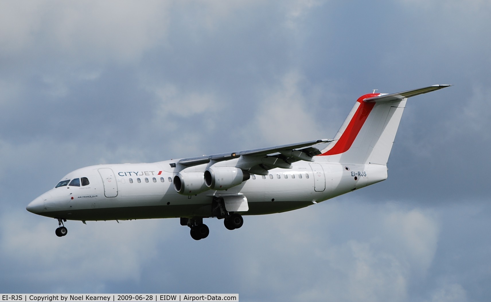 EI-RJS, 2000 British Aerospace Avro 146-RJ85A C/N E2365, Landing Rwy 28