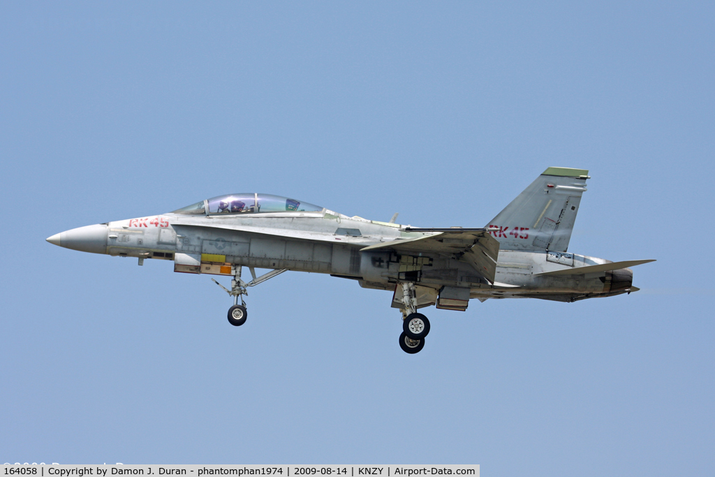 164058, 1990 McDonnell Douglas F/A-18D Hornet C/N 0948/D058, Taken on approach to NAS North Island, test flight after depot work.