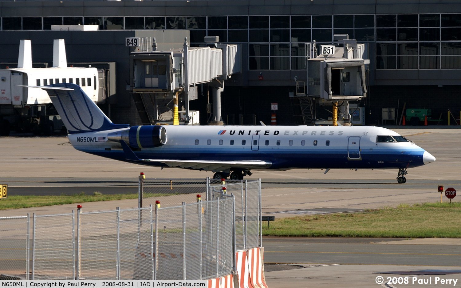 N650ML, 1996 Bombardier CRJ-200ER (CL-600-2B19) C/N 7137, A Bombardier easing through the terminal area
