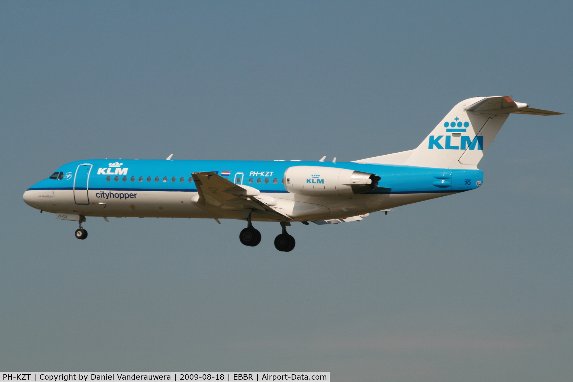 PH-KZT, 1995 Fokker 70 (F-28-0070) C/N 11541, flight KL1725 is descending to rwy 25L