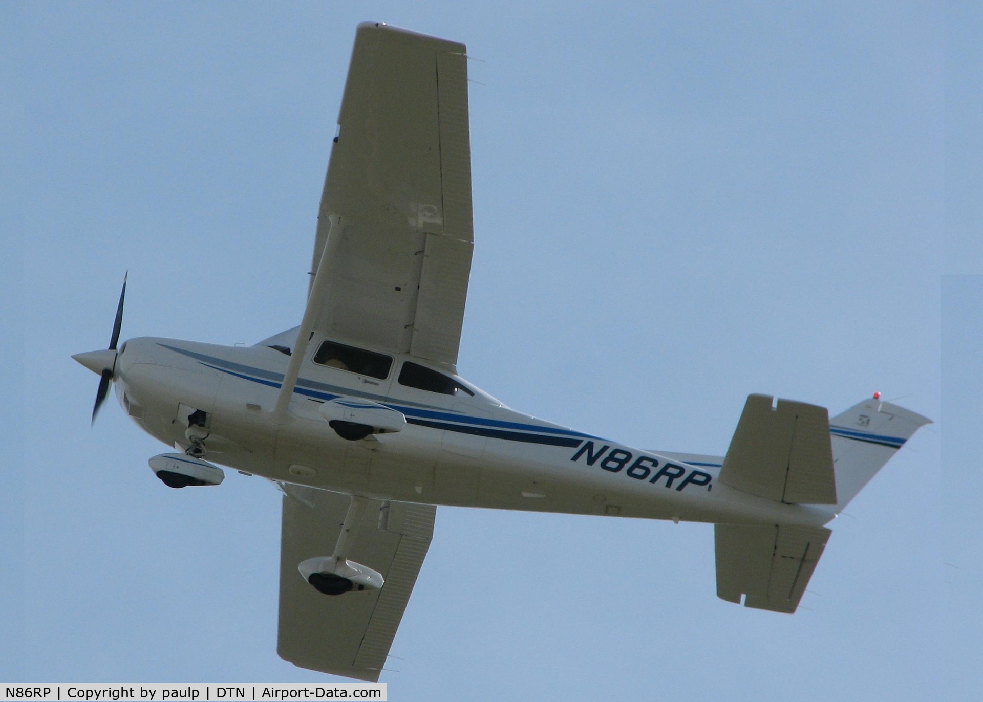 N86RP, 1999 Cessna 182S Skylane C/N 18280651, Off of 32 at Downtown Shreveport.