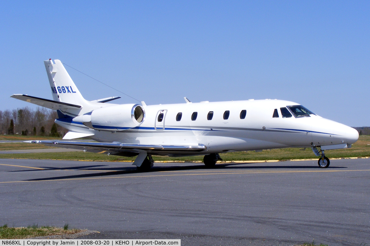 N868XL, 2005 Cessna 560XL C/N 560-5603, Climbing up the hill to the ramp.