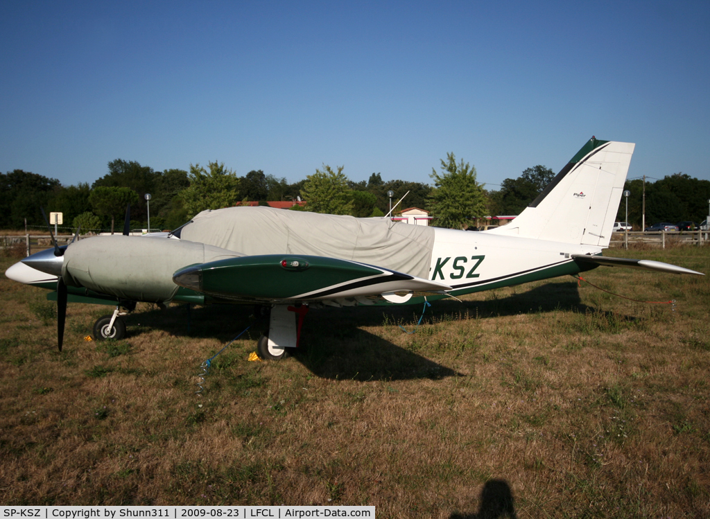 SP-KSZ, 2006 Piper PA-34-220T Seneca V C/N 34-49327, Parked in the grass...