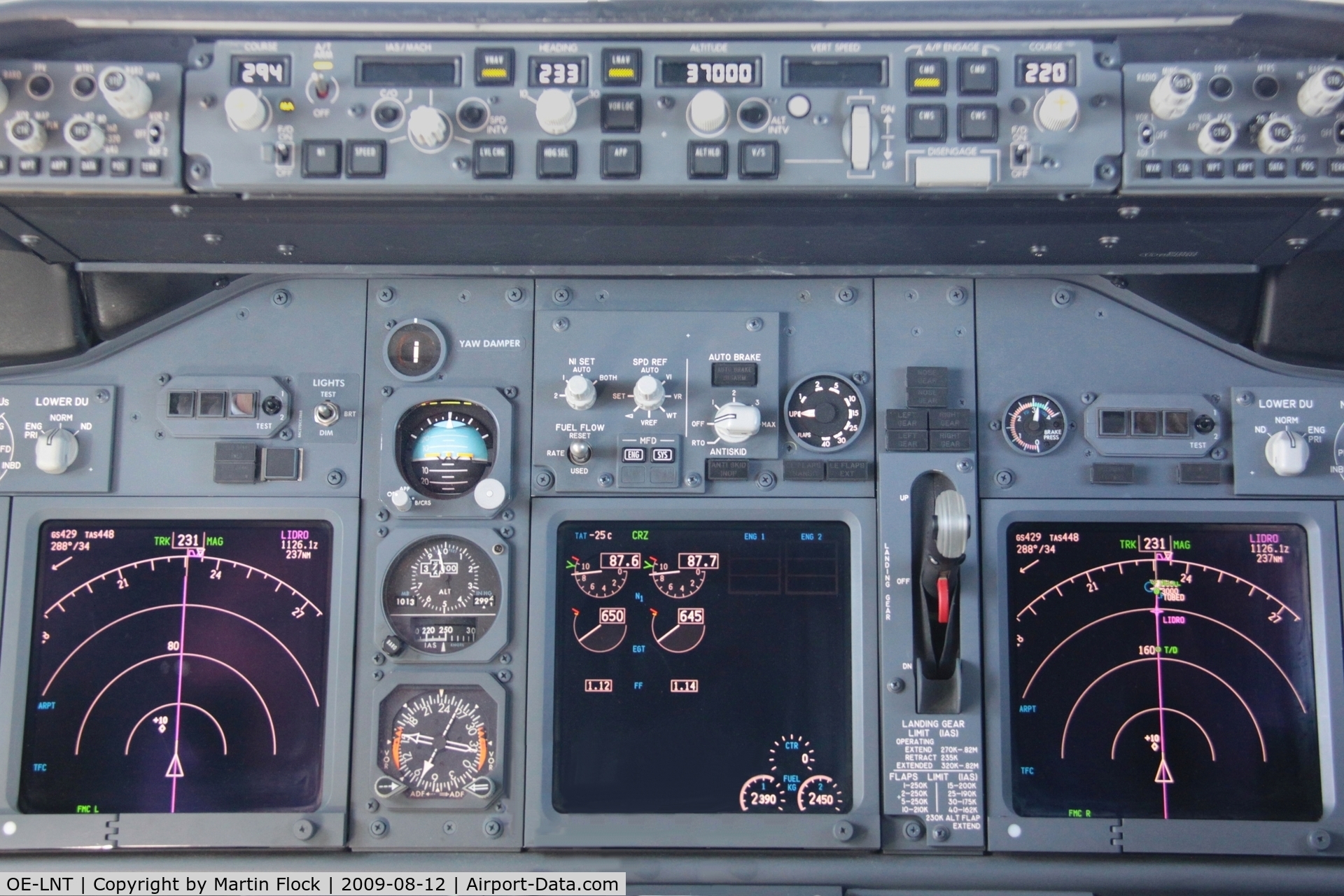 OE-LNT, 2006 Boeing 737-8Z9 C/N 33834, Over the Atlantic, I had the chance to make a picture of the cockpit.