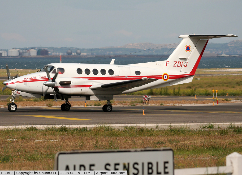 F-ZBFJ, 1982 Beech B200 King Air C/N BB-1102, Lining u p rwy 32R for departure...