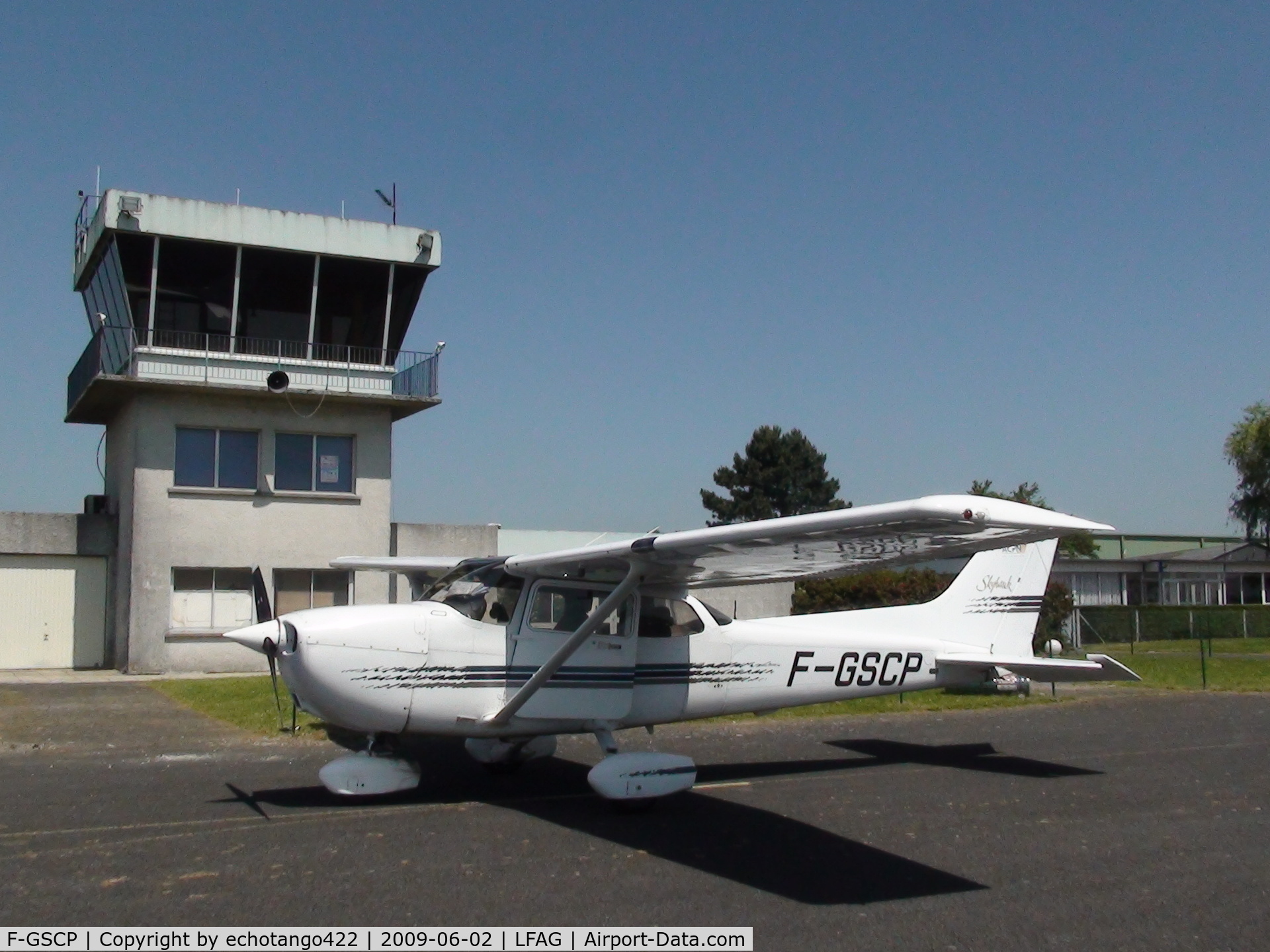 F-GSCP, Cessna 172R C/N 172-80170, CP devant la tour de Péronne (LFAG)