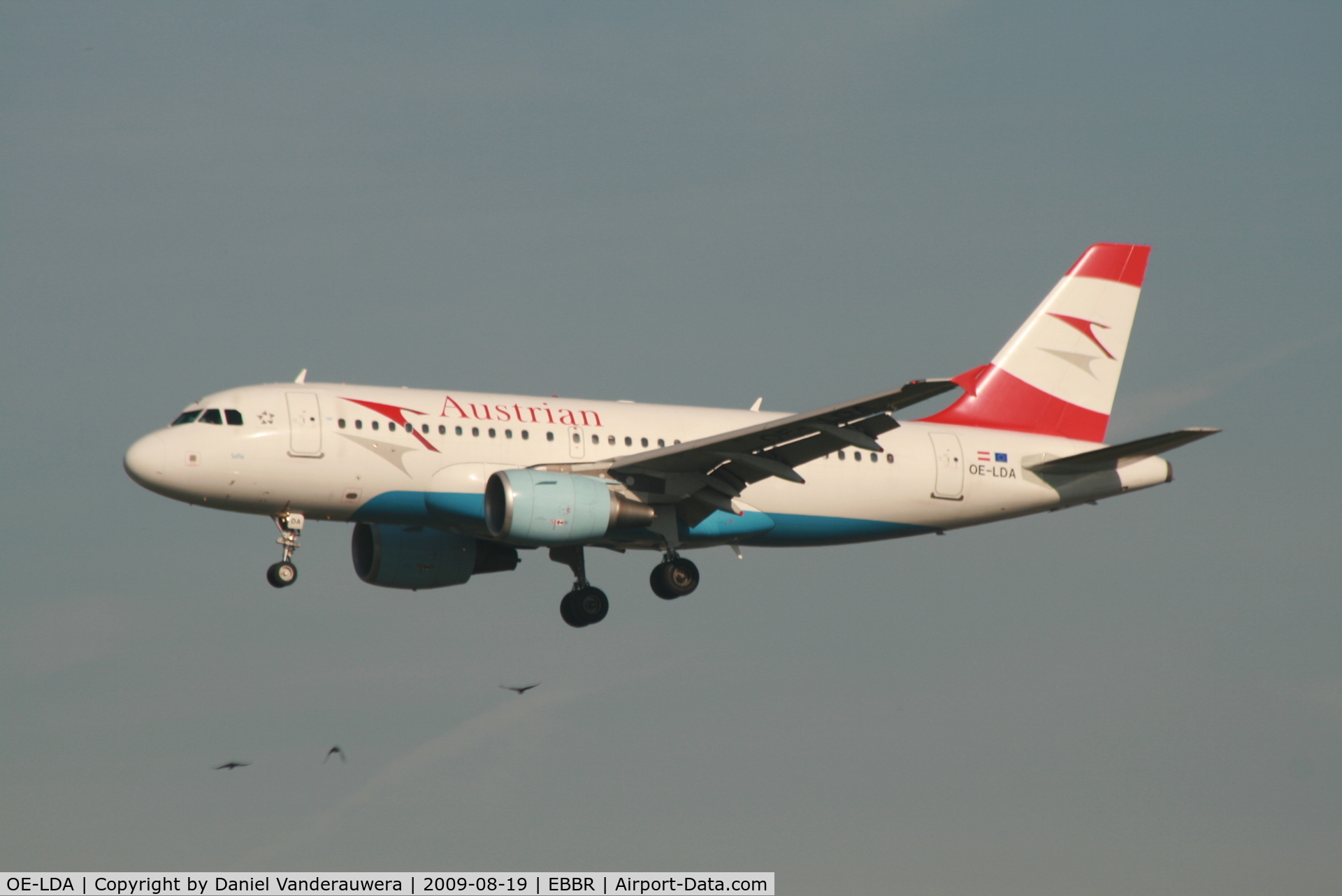 OE-LDA, 2004 Airbus A319-112 C/N 2131, flight OS351 is descending to rwy 20
