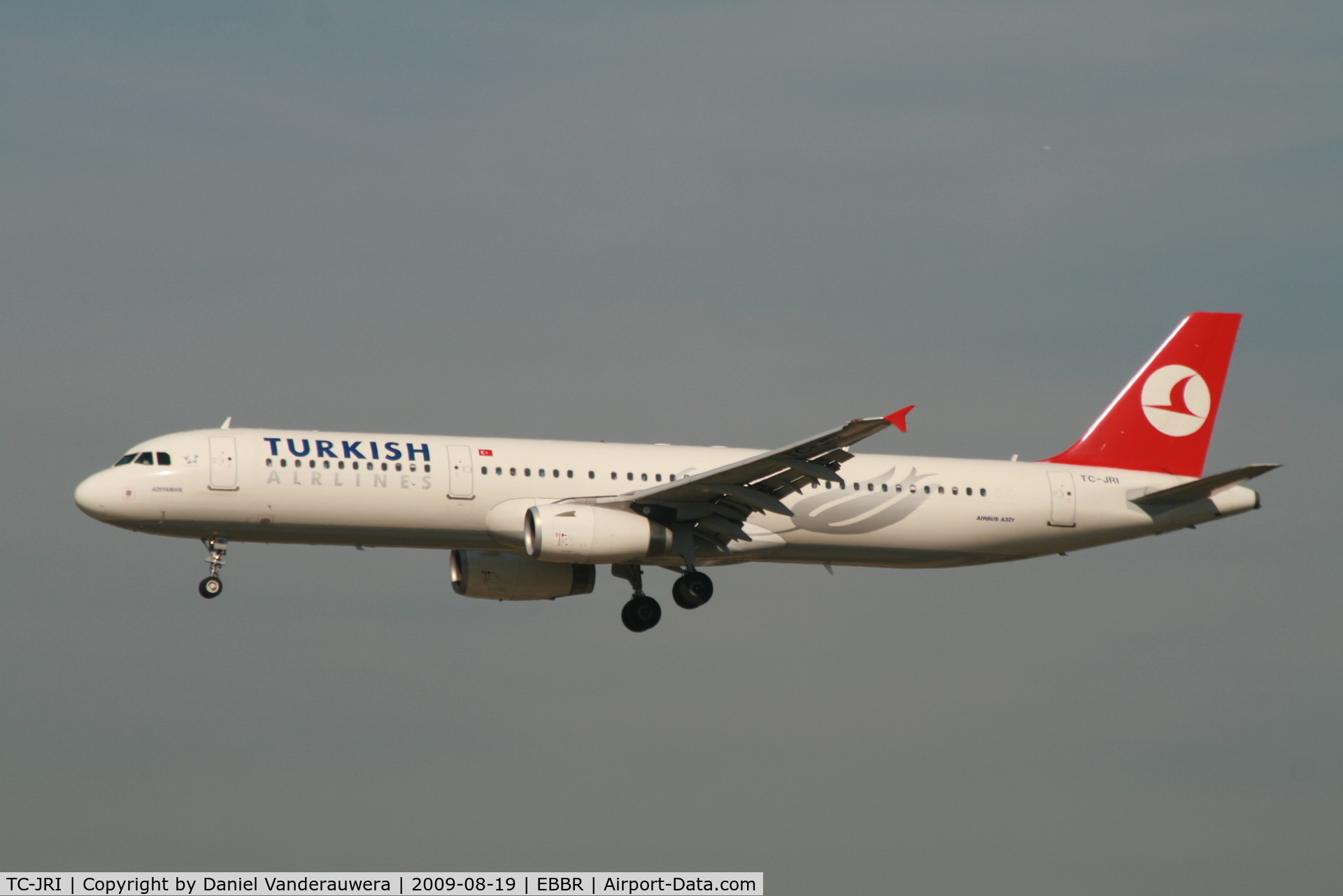 TC-JRI, 2008 Airbus A321-231 C/N 3405, flight TK1937 is descending to rwy 20