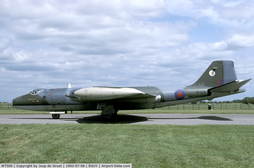 WT509, 1955 English Electric Canberra PR.7 C/N EEP71369, 231 OCU markings. One of the last PR.7 Canberras in British service.