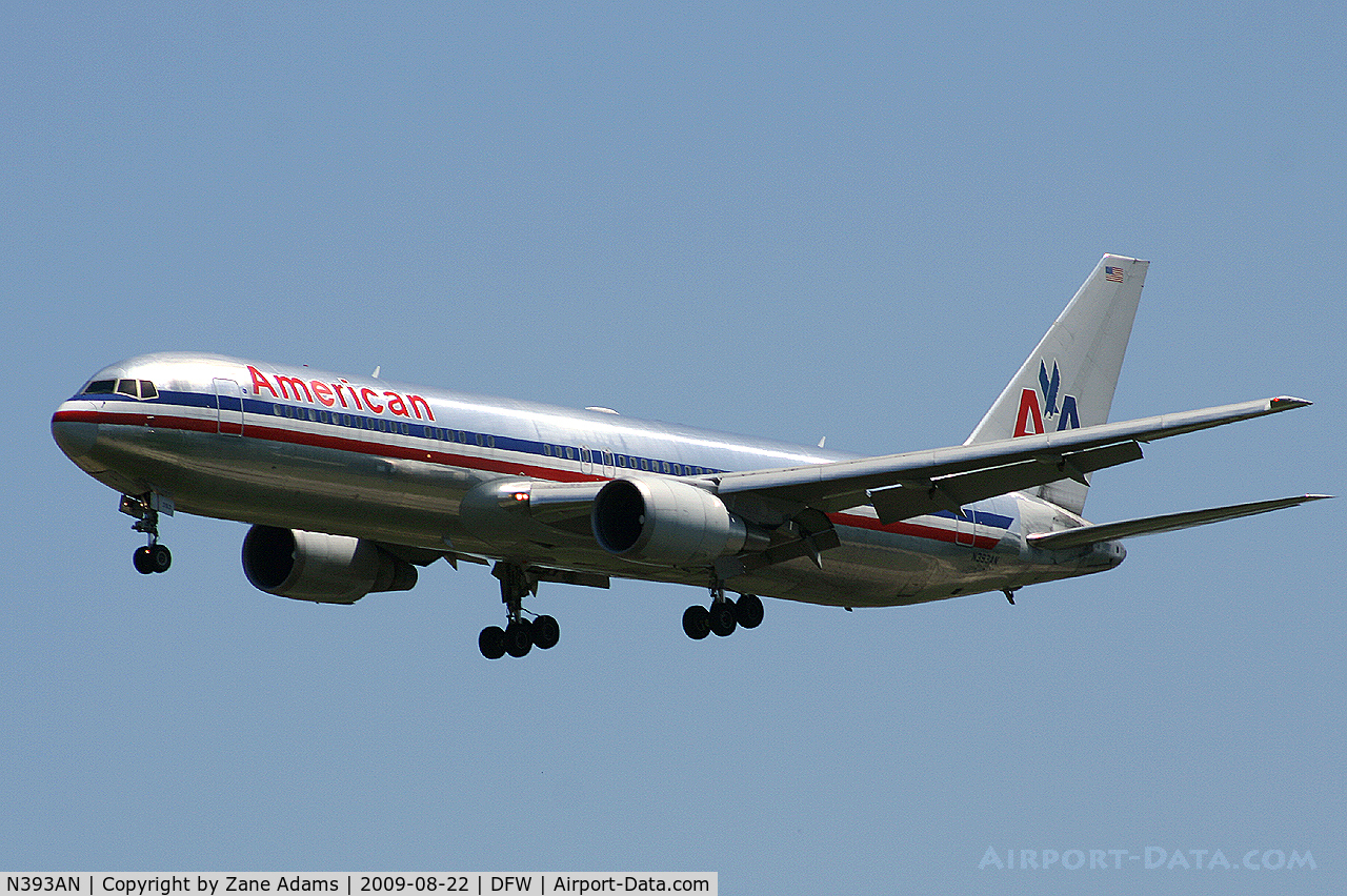 N393AN, 1998 Boeing 767-323 C/N 29430, American Airlines landing at DFW