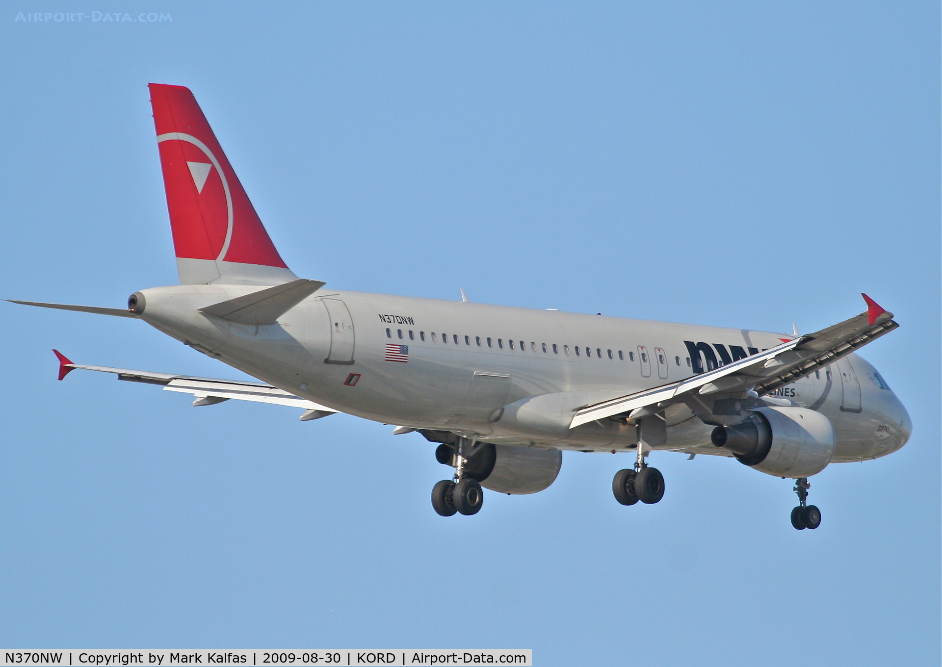 N370NW, 1999 Airbus A320-212 C/N 1037, Northwest Airlines A320-212, N370NW RWY 10 approach KORD