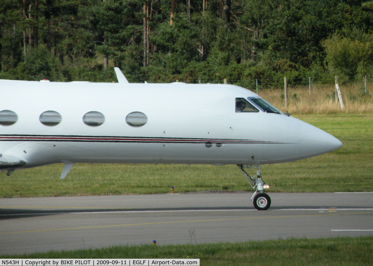 N543H, 2002 Gulfstream Aerospace G-V C/N 688, LINED UP ON RWY 26