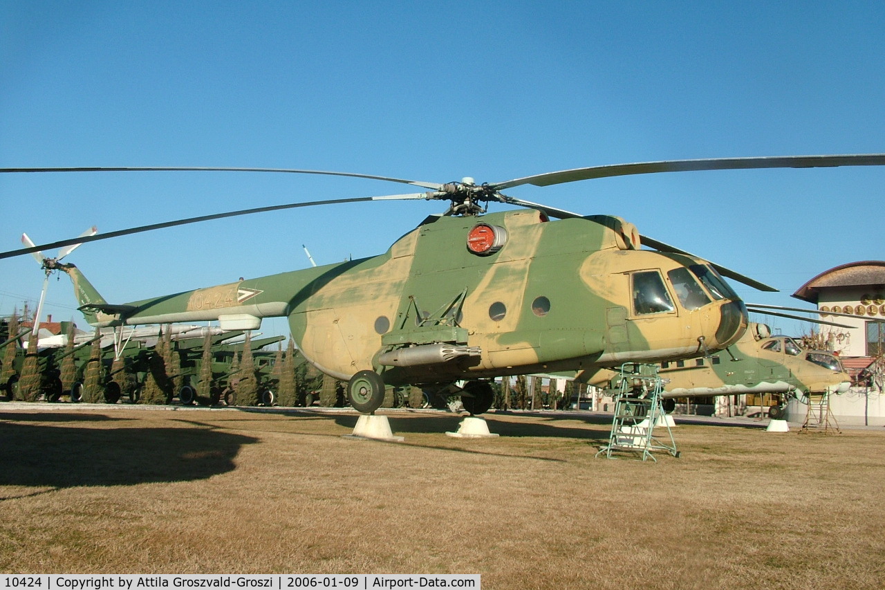 10424, 1972 Mil Mi-8T Hip C/N 10424, Kecel Military technical park, Hungary
