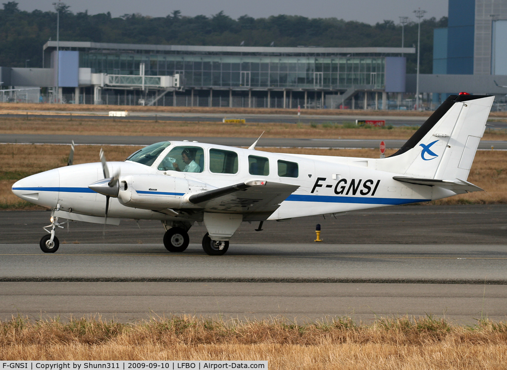 F-GNSI, Beech 58 Baron C/N TH-1510, Taxiing to the General Aviation...