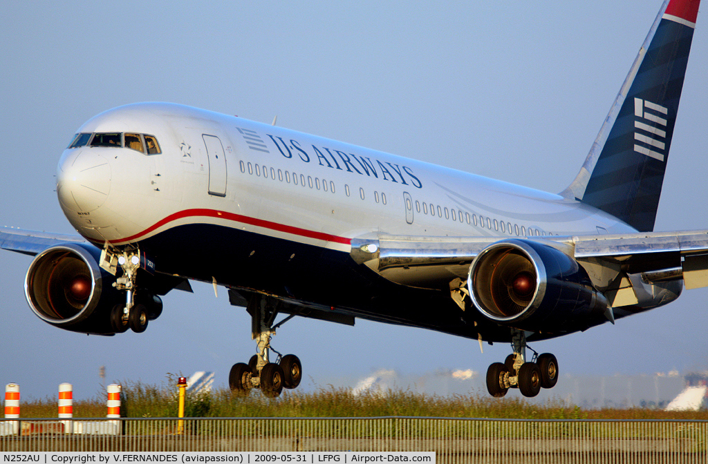 N252AU, 1990 Boeing 767-2B7 C/N 24765, nice colors