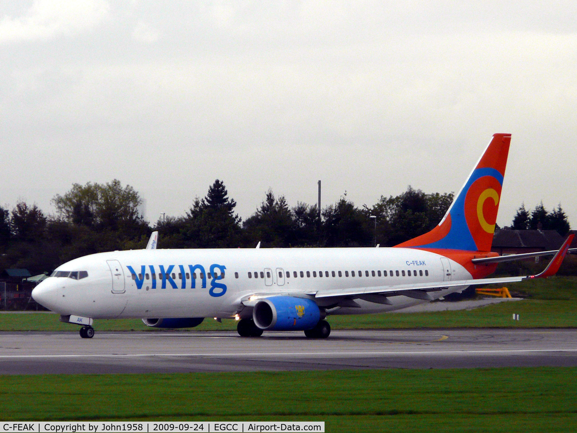 C-FEAK, 2004 Boeing 737-86Q C/N 30292, Lined up for take off