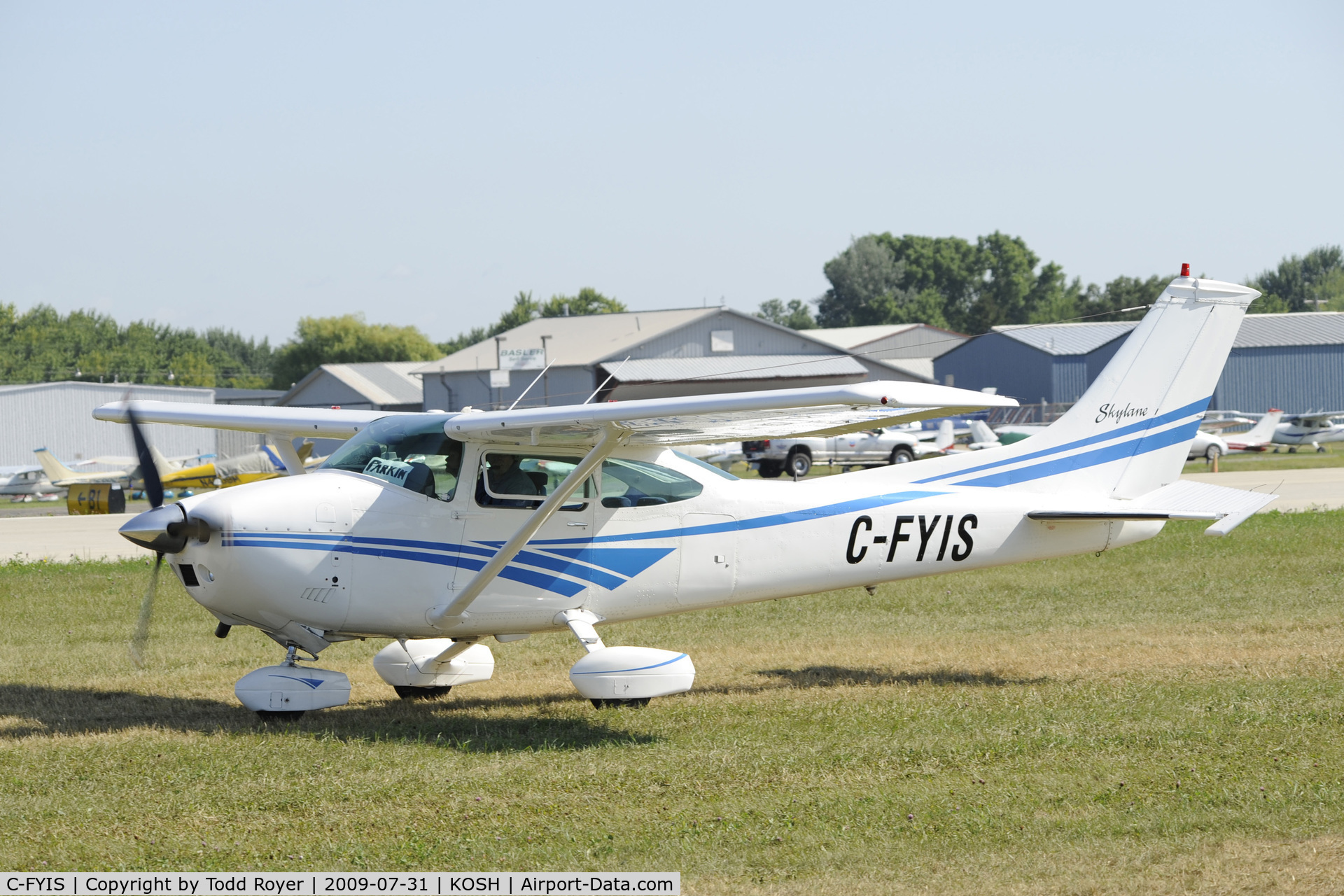 C-FYIS, 1979 Cessna 182Q Skylane C/N 18267233, Taxi to parking