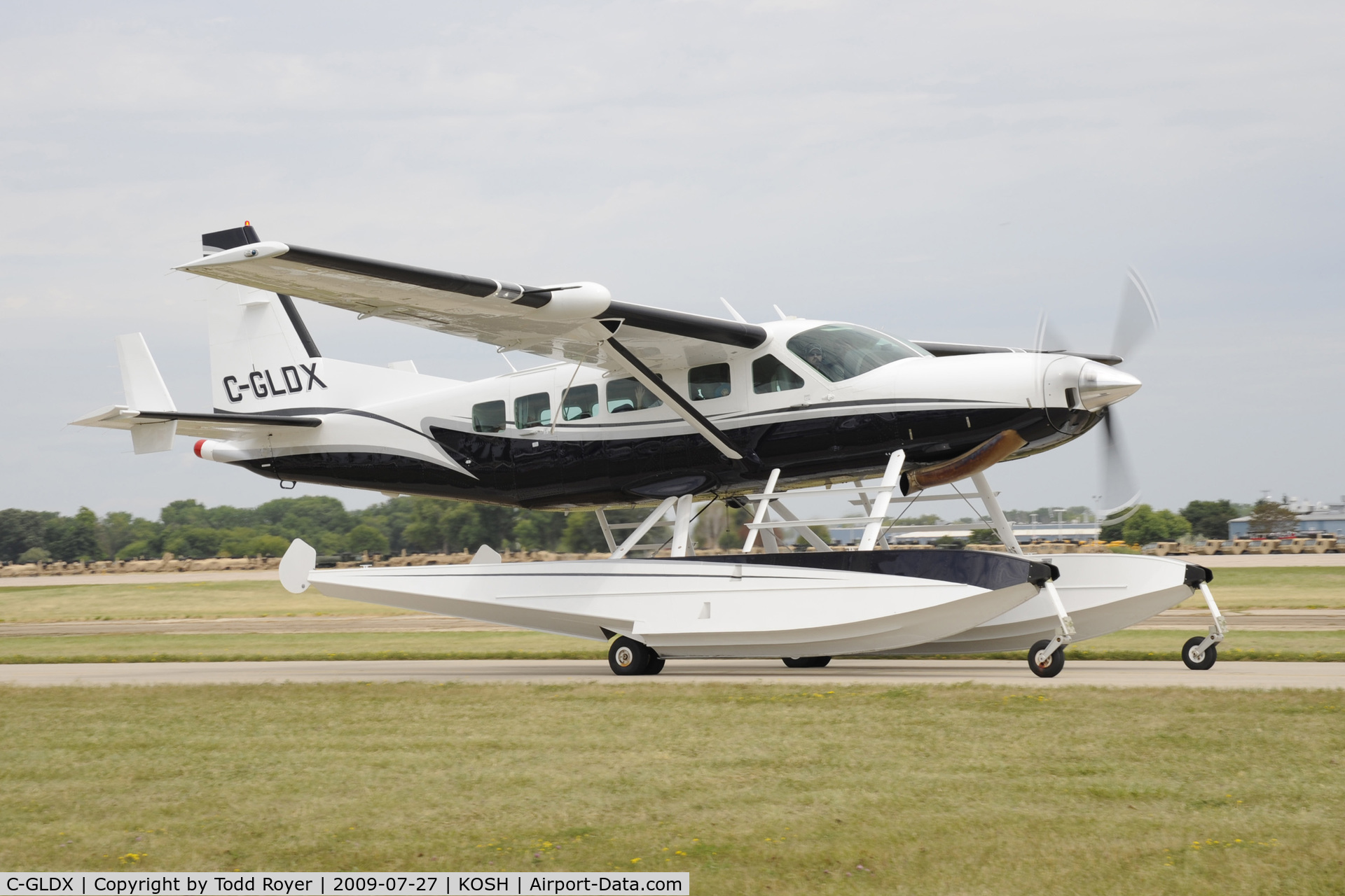 C-GLDX, 2003 Cessna 208 Caravan I C/N 20800366, Taxi to parking